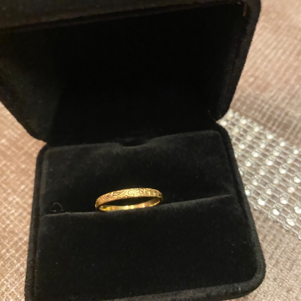 Delicate Gold Leaf Pattern Women's Ring - Picture 2 of 5